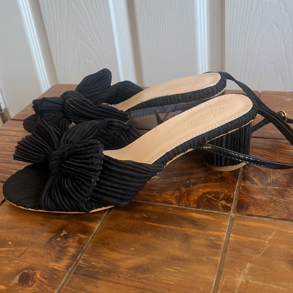 MUCCCUTE women’s bowtie, heeled sandals